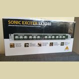 Krabice s produktem SONIC EXCITER SX3040, který je popsán jako Ultimate Stereo Sound Enhancement Processor. Na balení je zobrazen přístroj s dvěma id…