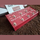 Červený přepínač s nápisem OCTA-SWITCH MK3 a doplňkovými texty EXTERNAL SWITCH, EXT., EXT. 2, OUTPUT, BYPASS a MADE BY EAST SOUND DENMARK DESIGNED BY…