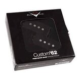 Černá krabička s průhledným okénkem, ve kterém je vidět černý snímač s pěti viditelnými póly. Na horní části krabice je logo Fender Custom Shop a v d…