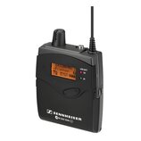 Černý bezdrátový přijímač in-ear monitoringu s anténou. Na displeji je vidět text „543.200 MHz“, „Frontman“ a „MUTE“. V dolní části je bílý nápis „SE…