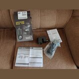 Fotografie zobrazuje sadu příslušenství v originálním balení. Je zde krabice s nápisy „ACOUSTIC DRUM TRIGGER“, „Kick TRIGGER RT-30K“ a logem „Roland“…