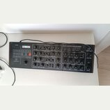 Černý analogový syntetizátor s nápisy Pro-800 a behringer. Přístroj obsahuje početné otočné knoflíky, tlačítka s čísly 0–9 a různé ovládací sekce jak…
