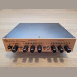 Stříbrný rackový kompresor s nápisem FredenStein V.A.S. Compressor Professional Audio a logem ve tvaru stylizedovaného písmena F. Přední panel obsahu…
