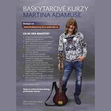 Reklamní leták na baskytarové kurzy Martina Adamuse. Na fotografii je muž s dlouhými blond vlasy, který drží červenou elektrickou baskytaru. V horní…