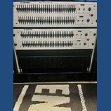 Dvě identické rackové jednotky s nápisem KLARK-TEKNIK DN360 GRAPHIC EQUALISER. Každý přístroj má dvě řady posuvníků s označením kmitočtů od 25 do 20k…