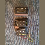Tři kytarové humbuckery v černé barvě. Horní snímač má na krytu bílý nápis Jackson v rukopisném stylu. Střední snímač je umístěn v černé plastové rám…