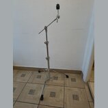 Stříbrný kovový stativ s teleskopickým stojanem a nastavitelní ramenem. Na konci ramene je umístěn černý držák. Povrch kovových částí je lesklý, bez…