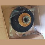 V kartónovém boxu je v průhledném plastovém sáčku několik rolí tlumicího materiálu. Jsou zde dvě černé role a jedna vnitřní role v hnědé barvě s vidi…