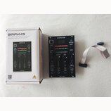 Černý modul Eurorack s nápisem BRAINS a logem behringer. Na předním panelu jsou knofíky, přepínače, OLED displej a výstupy OUT 1 a OUT 2. Vedle modul…