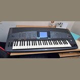 Černý elektronický klavír s bílými a černými klávesami. Na spodní liště je bílý nápis YAMAHA a v pravé horní části panelu označení PSR-K500. Nástroj…