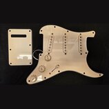 Bílá plastová pickguard pro elektrickou kytaru s třemi sloty na snímače a dvěmi potenciometry s nápisy VOLUME a TONE. Součástí je bílá plastová krytk…