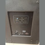 Zadávací panel černého reproduktoru s ovládacími prvky a konektory. Jsou zde nápisy STOP, LINE, LEVEL, FILTER, PHASE, OUTPUT, LEFT, RIGHT, LINE a LIN…