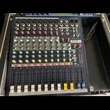 Tmavý mixovací pult značky Soundcraft, model EPM 8. Obsahuje osm vstupních kanálů s ovládacími knoflíky a posuvníky, pravý sekce STEREO 1, STEREO 2 a…