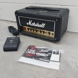 Černý kytarový kombo zesilovač s bílým logem Marshall na přední mřížce. Na ovládacím panelu jsou nápisy DSL, EQUALISATION, ULTRA GAIN a CLASSIC GAIN.…