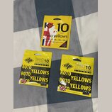 Tři balení kytarových strun v žlutém plastovém obalu. Na horním balení je nápis R10, logo RotoSound a text roto yellows s rozměry 10-13-17-26w-36w-46…