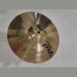Zlatý kovový činel s koncentrickým broušením povrchu. Na povrchu je černý nápis paiste PST 5 a pod ním menší text 10" SPLASH. Činel vykazuje mírné zn…