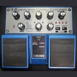 Modrý kytarový efekt s kovovým ovládacím panelem. V horní části je nápis CE-20 DIMENSIONAL PROCESSOR CHORUS ENSEMBLE a v dolní části logo BOSS. Panel…