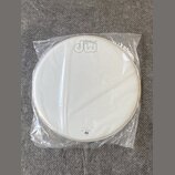 Bílá bubnová blána v originálním plastovém obalu. V horní části je černé logo „drums dw“. Ve spodní části jsou nápisy „EVOLT“, „SHELL TECHNOLOGY“ a l…