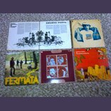 Šest vinylových desek v obalech rozložených na koberci. Jsou zde nápisy PAVOL HAMMEL & MARIÁN VARGA, ZELENÁ POŠTA, FERMATA a MARIAN VARGA & COLLEGIUM…