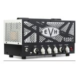 Kytarový zesilovač s černým šasi a bílou boční mřížkou. Na přední straně je oválné logo EVH a nápis 5150 III. Ovládací panel obsahuje knoflíky s popi…