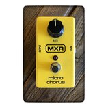Žlutý kytarový efekt s nápisem MXR a označením micro chorus. Na horní straně je černý otočný knoflík s popiskem RATE. V horní části jsou vidět vstupy…