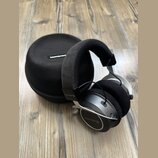 Černé sluchátka s kovovými prvky a velkými polstrováním v uších i na hlavě. Na sluchátkách je vidět nápis beyerdynamic v několika místech. Vedle sluc…