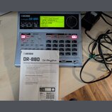 Stříbrný rytmický doprovod Boss Dr. Rhythm DR-880 s LCD displejem a gumovými tlačítky. Na přístroji jsou viditelné nápisy BOSS, Dr. Rhythm a DR-880.…