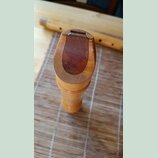 Detailní pohled na dřevěný hvízdadlo (hlavu) flétny v přirozené světle. Nástroj je vyroben ze světlého dřeva s tmavším, lakovaným povrchem v oblasti…