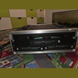 V hliníkovém transportním kufru jsou umístěny tři rackové jednotky. Horní zařízení má nápis Great American Sound GAS-8000 VHF WIRELESS RECEIVER. Pod…