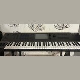 Černý klaviatura MPC s bílými a černými klávesami, umístěná na černém stojanu. Na pravé straně je bílý nápis AKAI PROFESSIONAL a pod ním MPC KEY 61.…