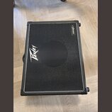 Černý kytarový kombo zesilovač s texturovaným povrchem a bílým lemováním. Na přední sítce je umístěno stříbrné logo Peavey a v pravém horním rohu náp…