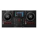 Černý DJ 컨트롤러 Numark MIXSTREAM PRO+. Zařízení má dva velké jog-wheels s bílým logem uprostřed, centrální displej a ovládací prvky s červeným podsvíce…
