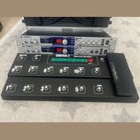 Sada zařízení značky Digitech, zahrnující dvě rackové jednotky GSP1101 Guitar Preamp / Processor a černý nožní kontrolér CONTROL 2 REMOTE FOOT CONTRO…