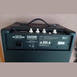 Zadní strana černého basového komba s nápisem CM20B 20W BASS AMPLIFIER a logem Cort. Na štítku je uveden vstupní napětí 220-240V~50/60Hz a Serial Num…