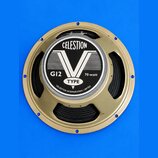 Kruhový reproduktor s zlatým kovovým rámem a černou membránou. Uprostřed je bílo-černý štít s nápisy CELESTION, V, G12, 70-watt a TYPE. Po obvodu ští…