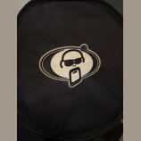 Černý textilní obal s bílým oválným logem. Uprostřed loga je stylizovaná postava s brýlemi a headsetem, v horní části oválu je modrý symbol R v krouž…
