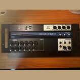 Černý rackový přístroj s několika moduly. Horní část obsahuje nápis AFS2, čtyři AUX OUTPUTS a USB port s nápisy MEDIA, PLAY, REC. Prostřední modul má…