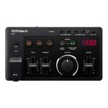 Černý elektronický procesor s nápisem Roland E-4. Zařízení obsahuje červené tlačítka AUTO PITCH, HARMONY a VOCODER, sekci LOOPER s tlačítky CLEAR (HO…