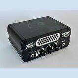 Černý kytarový zesilovač s nápisy Peavey a 6505 PIRANHA. Na předním panelu jsou knofíky GAIN, EQ a VOLUME, přepínače CRUNCH/LEAD a NOTCH, vstup INPUT…