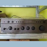 Šedý stereo zesilovač s nápisem Technics Stereo Integrated Amplifier SU-8080. Přední panel obsahuje několik otočných ovladačů, tlačítek a přepínačů s…