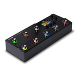 Černý efektový pedál s nápisem LINE 6 HX STOMP XL. Zařízení má osm barevných spínacích tlačítek (zelené, žluté, oranžové, červené, modré a fialové) s…