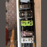 Fotografie zachicuje pět kytarových efektů v černém kufru. Jsou zde pedály s nápisy: GP-S VALETON, E-CHOPLEX PREAMP, Nabels ODR-mini SPECTRUM a REECH…