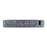 Stříbrný rackový procesor s nápisem Solid State Logic na levé straně a FUSION STEREO ANALOGUE COLOUR na pravé straně. Přední panel obsahuje několik s…