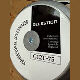Záběr na zadní stranu reproduktoru s kovovým rámem. Na bíločerné nálepce je uveden nápis PROFESSIONAL LOUDSPEAKER, logo CELESTION a text Celestion In…