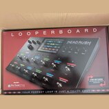 Krabice s produktem HeadRush Looperboard. Na balení je zobrazen černý looper s displejem, několika ovládacími knoflíky a řadou stoupacích přepínačů.…