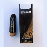 Černý munzpun s korkem v dolní části a doprovodná černá krabička. Na munzpunu je bílé logo Yamaha a nápis 4C. Na krabičce jsou bílé nápisy YAMAHA a M…