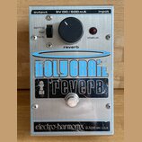 Stříbrný kytarový efekt s nápisem HOLY GRAIL FEVERB a logem electro-harmonix MADE IN USA. Na horní straně jsou přepínač mezi režimy spring, hall a fl…