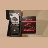 Černý kytarový efekt s nápisy DRIVE MASTER a Marshall. K pedálu patří originální krabice s červenými nápisy Marshall, VINTAGE REISSUE a DRIVE MASTER,…