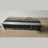 Digitální grafický ekvalizér v rackovém provedení s kovovým šasi. Na horní části je nápis ULTRAGRAPH DIGITAL DEQ1024 a pod ním text ULTRA-MUSICAL 31-…