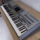 Stříbrný digitální klavír s klávesami v bílo-černé kombinaci. Na horním panelu je umístěno logo YAMAHA, displej a množství ovládacích tlačítek a posu…